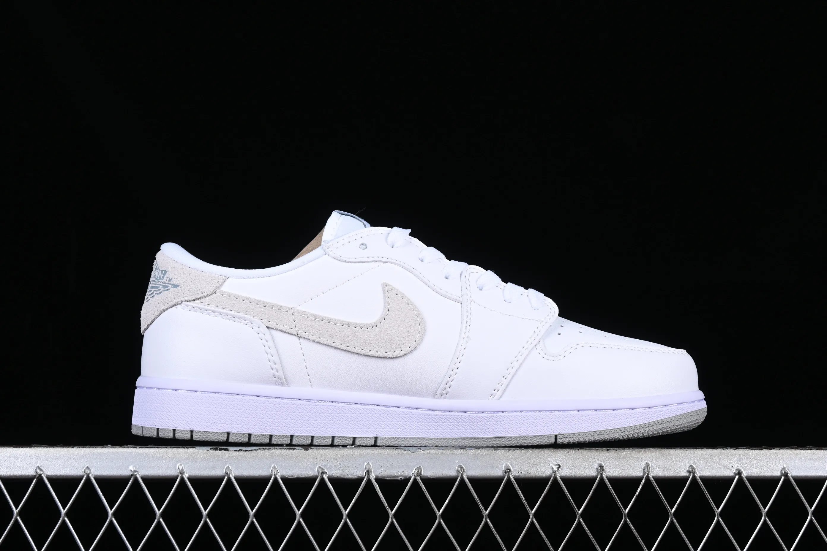All categories Air Jordan Jordan series basketball shoes Air Jordan 1 Low Z version Air Jordan 1 Low OG "Shattered Backboard" AJ1 Joe 1 customized version white buckle shredded low-top basketball shoes CZ0790-100